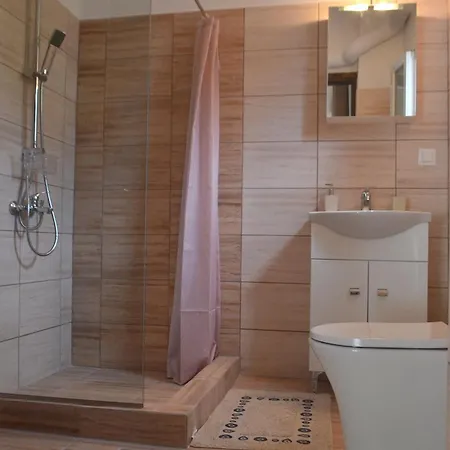 Agatha's Spacious Modern Apt-1 Peritheia