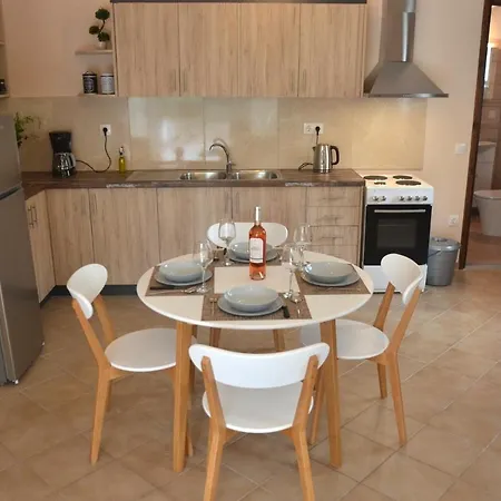 Agatha's Spacious Modern Apt-1 Apartment Peritheia