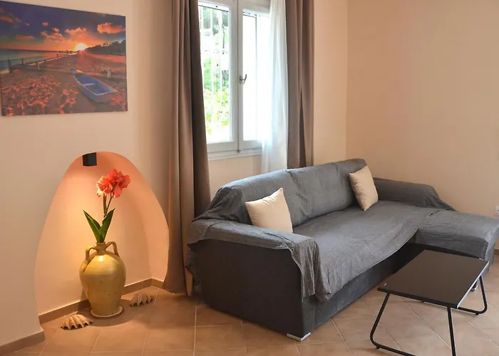 Agatha's Spacious Modern Apt-1 Peritheia