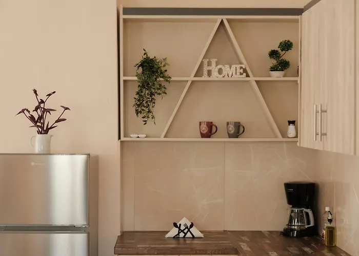 Agatha's Spacious Modern Apt-1 *