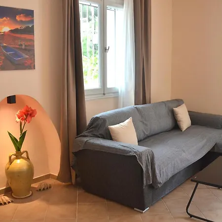 Agatha's Spacious Modern Apt-1 Peritheia