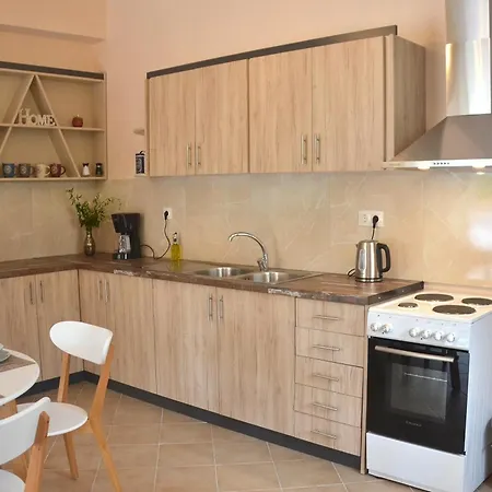 Agatha's Spacious Modern Apt-1 * Peritheia