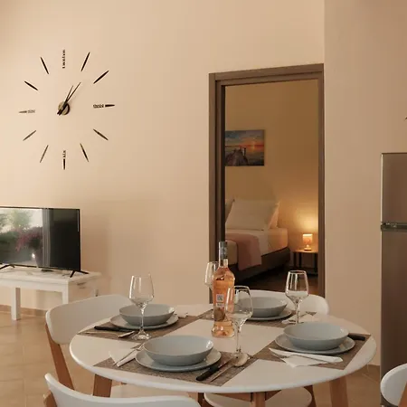 Agatha's Spacious Modern Apt-1 * Peritheia