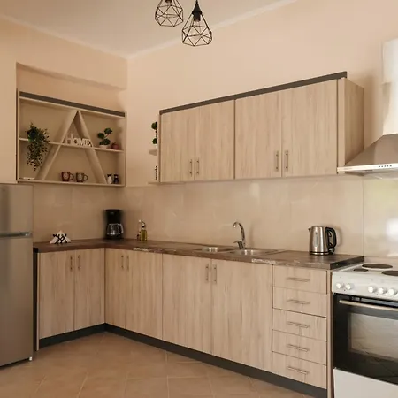 Agatha's Spacious Modern Apt-1 Peritheia