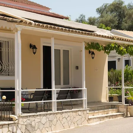 Agatha's Spacious Modern Apt-1