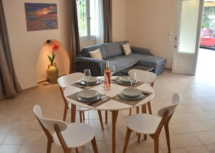 Agatha's Spacious Modern Apt-1 * Peritheia