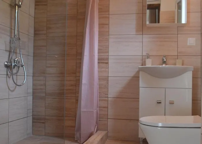 Agatha's Spacious Modern Apt-1 Peritheia