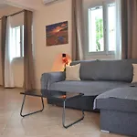 Agatha's Spacious Modern Apt-1 아파트 Peritheia