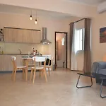 Agatha's Spacious Modern Apt-1 아파트 *