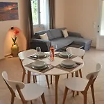 Agatha's Spacious Modern Apt-1 * Peritheia
