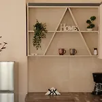 Agatha's Spacious Modern Apt-1 *