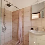 Agatha's Spacious Modern Apt-1 아파트 Peritheia