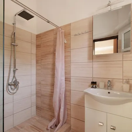 Agatha's Spacious Modern Apt-1 Daire Peritheia