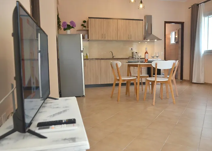 Agatha's Spacious Modern Apt-1 *