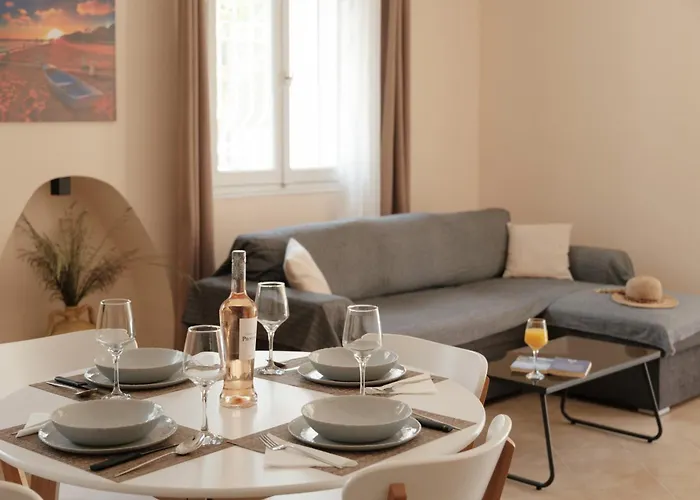 Agatha's Spacious Modern Apt-1 アパート Perítheia